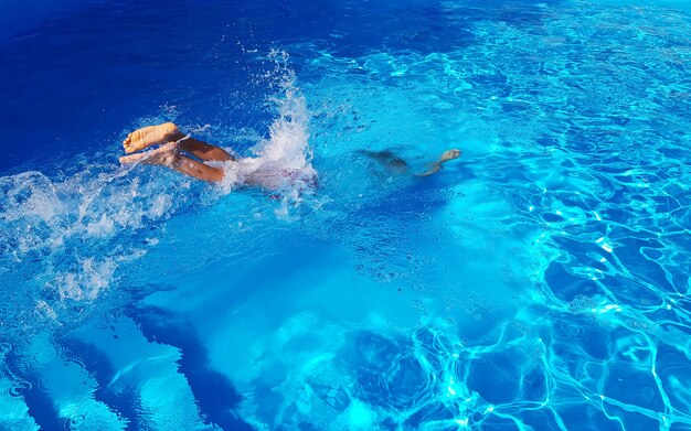 L'uomo saltò nella piscina blu