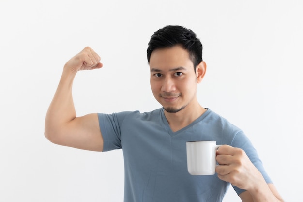 L'uomo sano felice beve caffè sano isolato