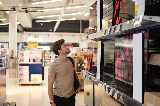 L'uomo sceglie la tv nel centro commerciale