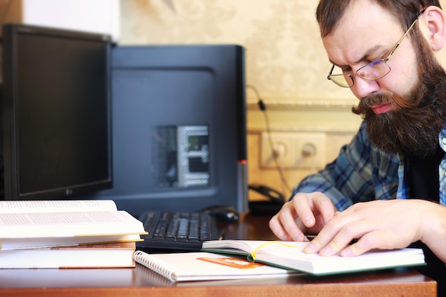 L'uomo scrive la tabella della penna