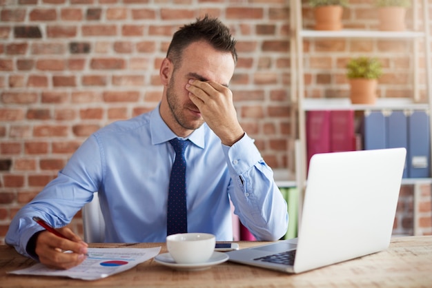 L'uomo sente una grande pressione sul lavoro