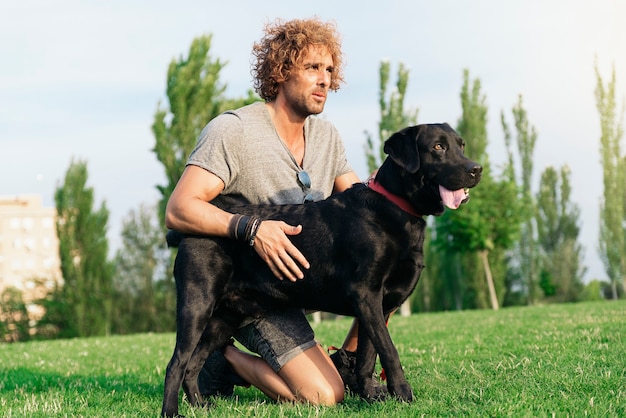 L'uomo si diverte e gioca con il suo cane nel parco.