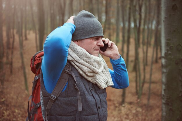 L'uomo si è perso nella foresta