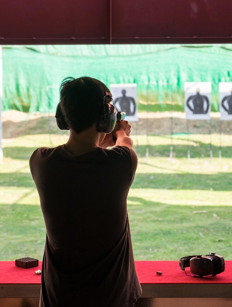 L'uomo si esercita con la pistola