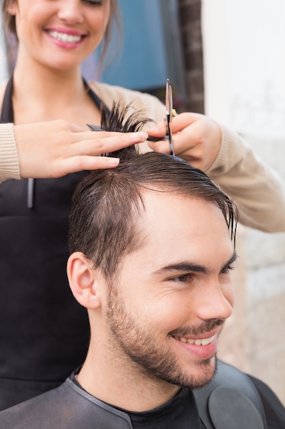 L&#39;uomo si fa tagliare i capelli