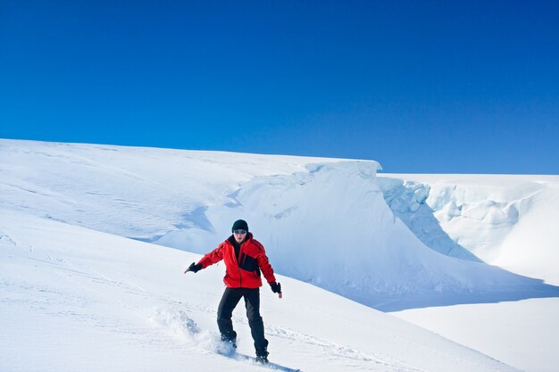 L'uomo si muove su snowboard