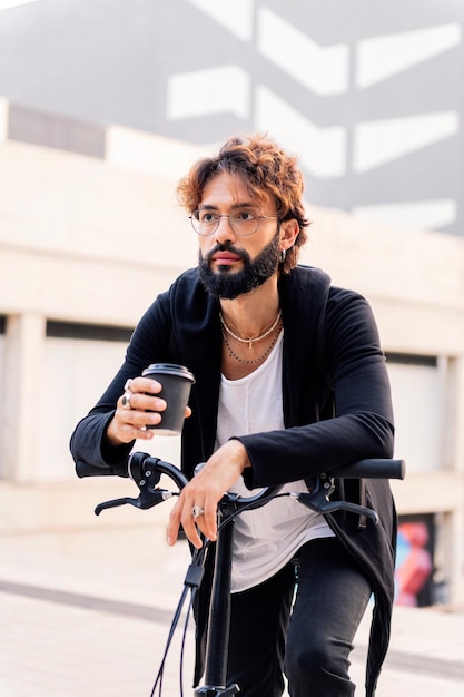 L'uomo si prende una pausa mentre beve il caffè da asporto