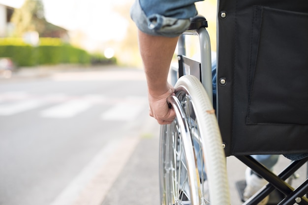 L&#39;uomo si prepara ad attraversare la strada su un passaggio pedonale