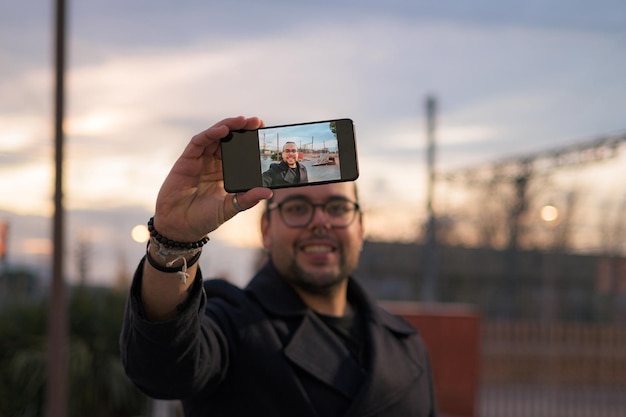 L'uomo si registra e fa un selfie con il telefono per strada