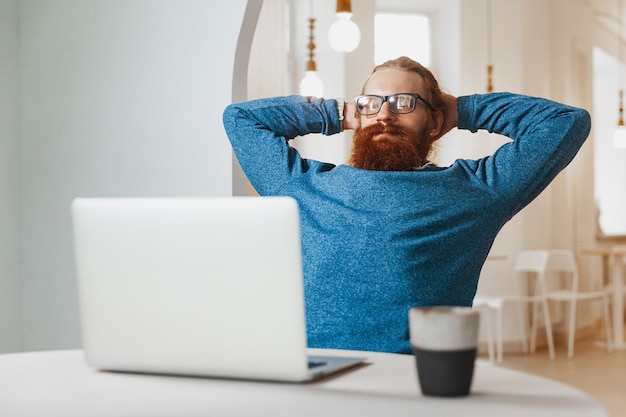 L'uomo si rilassa durante la pausa di lavoro