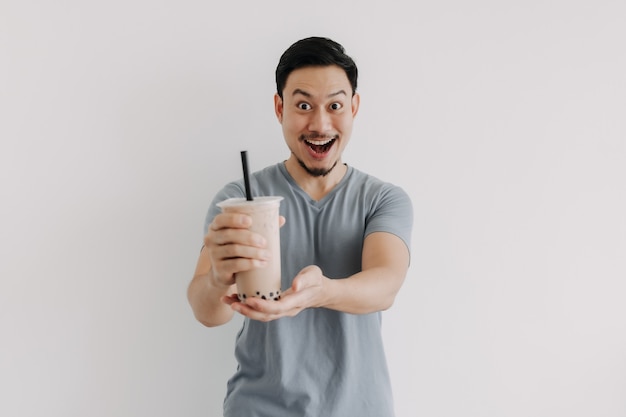 L'uomo si sente felice con il suo tè boba isolato su sfondo bianco