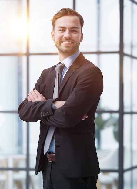 L'uomo si sente sicuro in ufficio.