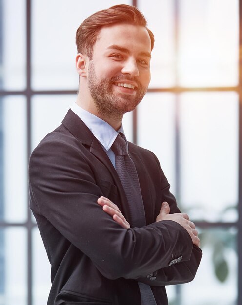 L'uomo si sente sicuro in ufficio.