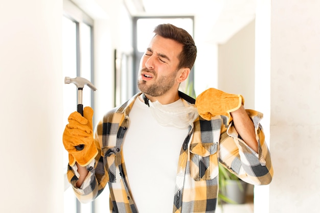 l'uomo si sente stressato, ansioso, stanco e frustrato, tira il collo della camicia, l'uomo sembra frustrato dal problema