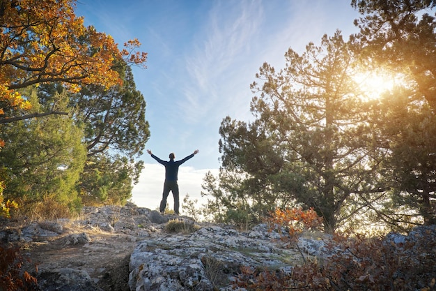 L'uomo si sforza di mani sul bordo della montagna