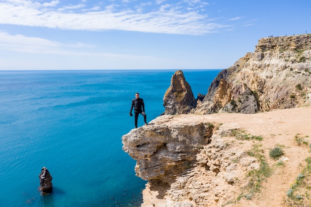 L'uomo si trova sul bordo del capo Fiolent. Mar Nero, Crimea.