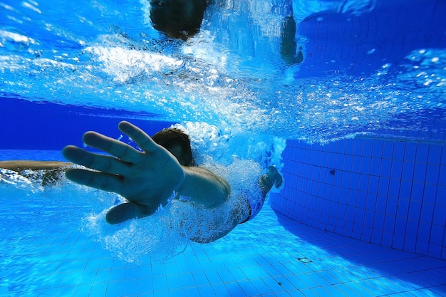 l'uomo si tuffa nella foto subacquea della piscina