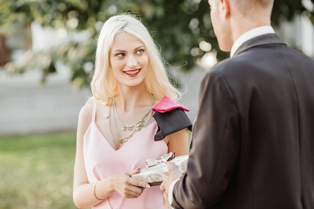 L'uomo sorprende la sua ragazza con la celebrazione delle vacanze di presentlove e il concetto di famiglia