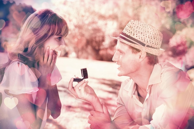 L'uomo sorprende la sua ragazza con una proposta nel parco in una giornata di sole