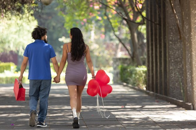 L'uomo sorprende la sua ragazza il giorno di San Valentino