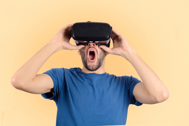 L'uomo sperimenta la realtà virtuale.