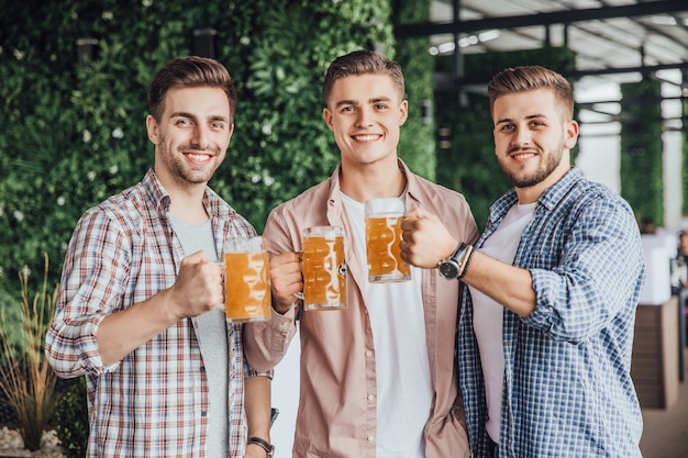 L'uomo sta al bar e beve birre.