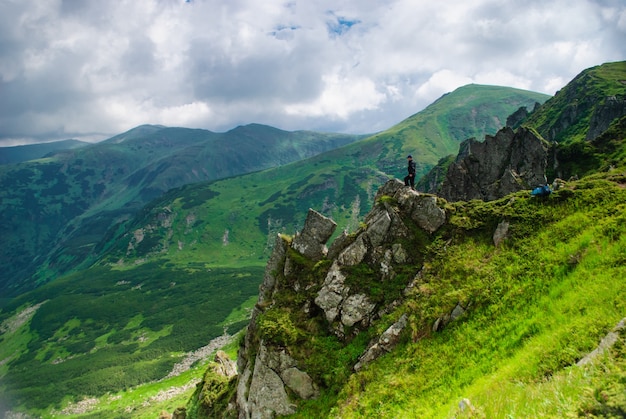 L'uomo sta sulle rocce nelle montagne dei Carpazi