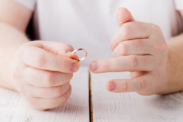 L'uomo sta togliendo l'anello nuziale