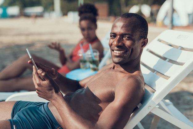 L&#39;uomo sta usando Tablet PC in spiaggia