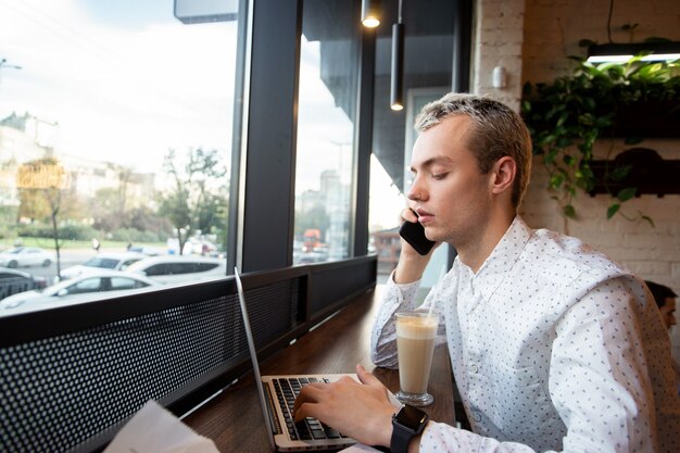 L'uomo stampa sul laptop moderno