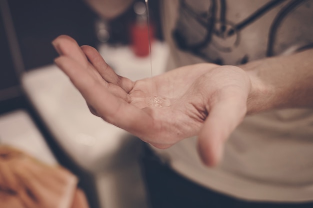 L'uomo stringe il sapone antibatterico