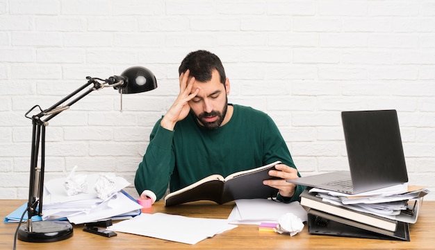 L&#39;uomo studente ha sottolineato travolto