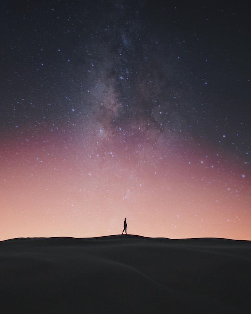 L'uomo sul campo contro il cielo di notte