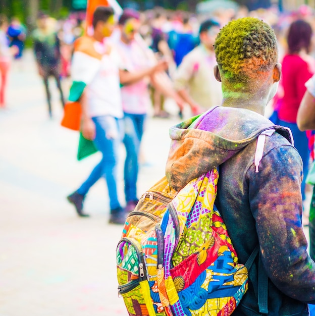 L'uomo sul festival di Holi