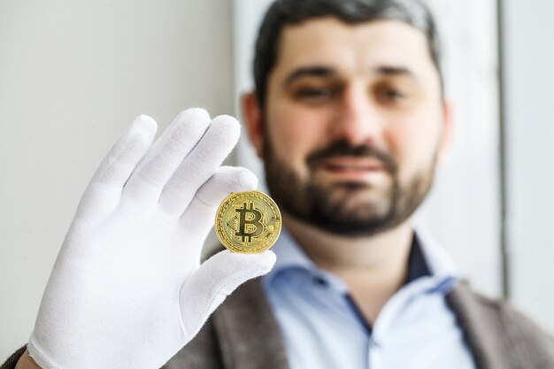 L'uomo tiene bitcoin nel suo ufficio