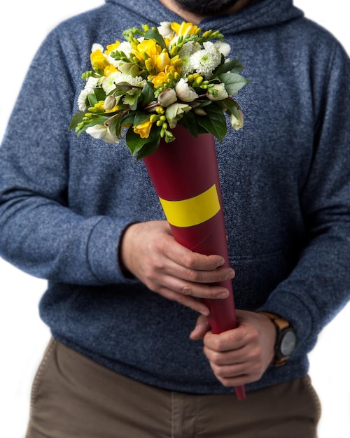 L'uomo tiene il mazzo di fiori diversi il giorno di San Valentino