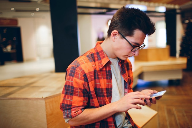 L'uomo tiene lo smartphone sul centro commerciale