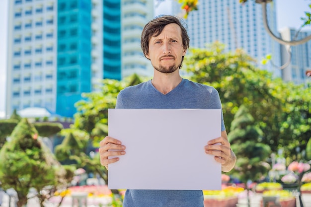 L'uomo tiene un poster gratuito per le iscrizioni in città