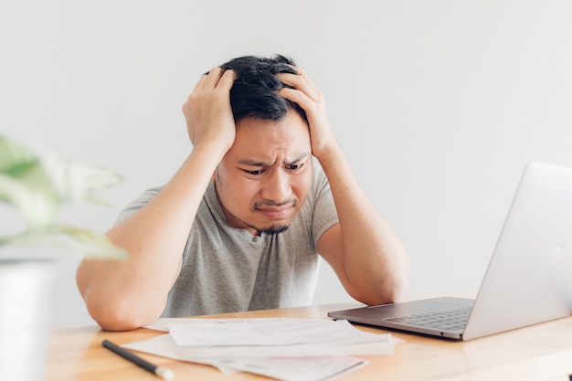 L&#39;uomo triste ha problemi con fatturazione e debiti.