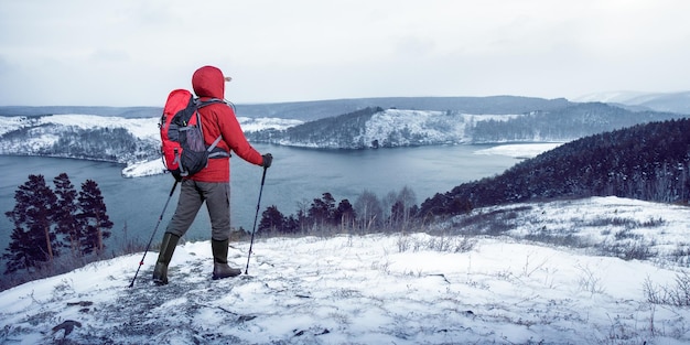 L'uomo turista che viaggia zaino in spalla escursioni in montagna viaggio avventura all'aria aperta panoramica