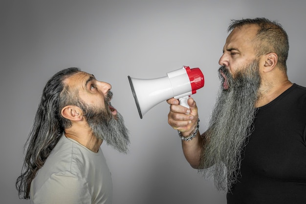 L'uomo urla con il megafono a un altro uomo