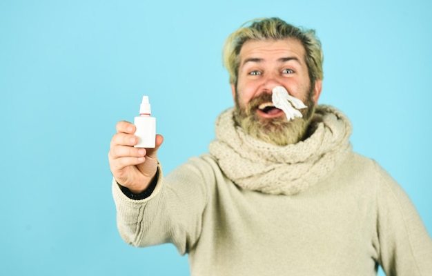 L'uomo usa gocce nasali durante il decorso della malattia l'uomo felice dice di no all'influenza coronavirus dalla Cina aiuto del sistema immunitario durante l'assistenza sanitaria epidemica in inverno miglior rimedio contro il raffreddore utile spray nasale