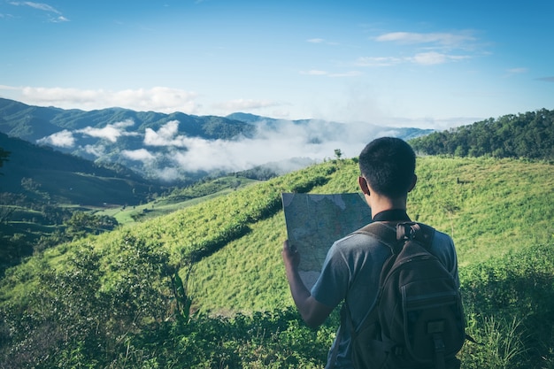 l&#39;uomo viaggia con la mappa