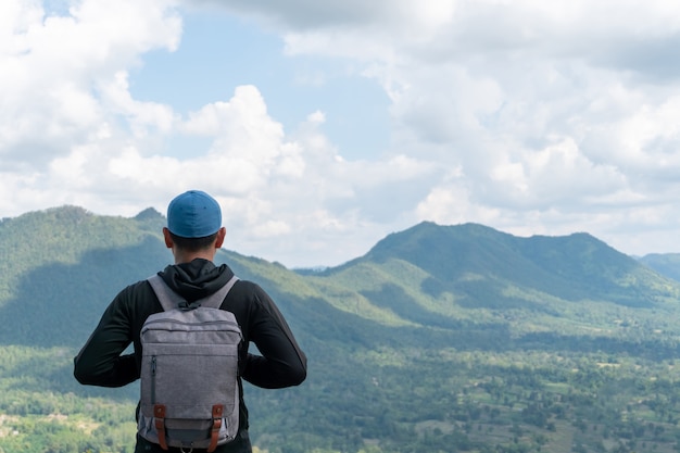 L'uomo viaggia in tutto il mondo con la libertà dello zaino e rilassa la vita.