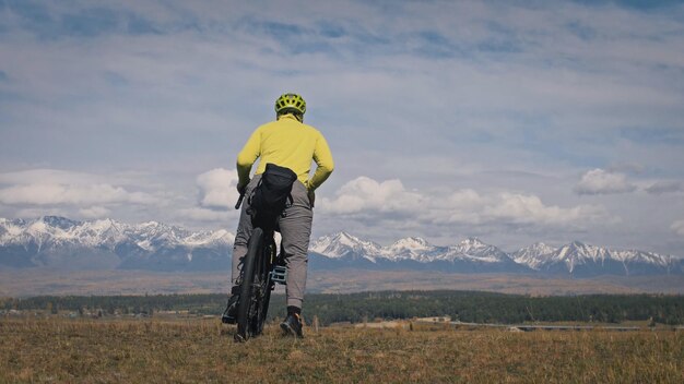 L'uomo viaggia su terreno misto cicloturismo con bikepacking