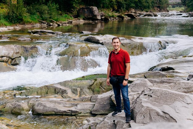 L'uomo visita turistica fiume Prut e cascata Probiy a Yaremche Carpazi Ucraina