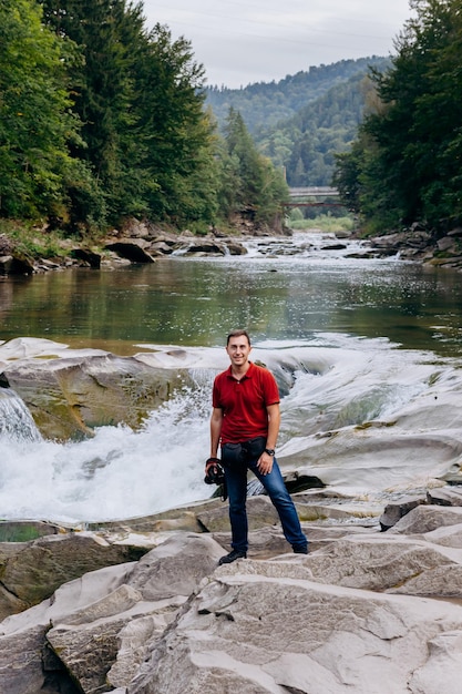 L'uomo visita turistica fiume Prut e cascata Probiy a Yaremche Carpazi Ucraina