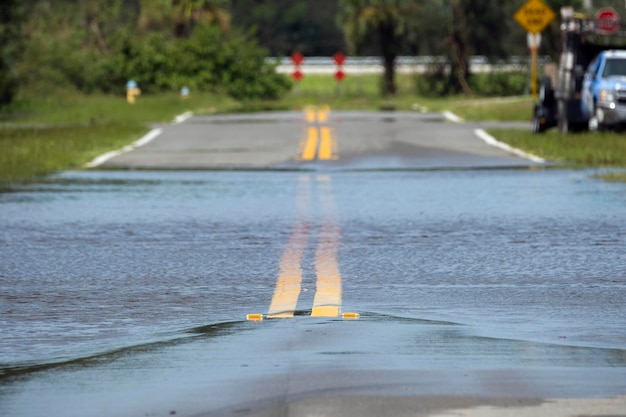 L'uragano ha inondato una strada nella zona residenziale della Florida Le conseguenze del disastro naturale