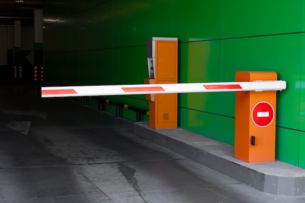 L'uscita dal parcheggio è chiusa da una barriera. Segnale di stop.