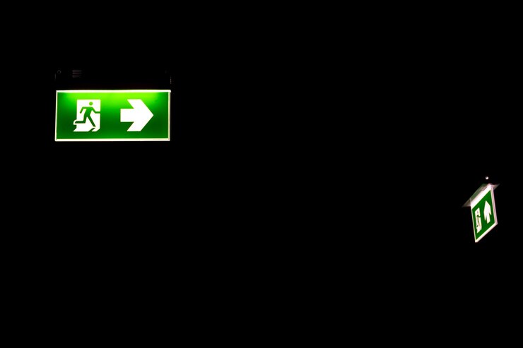 Foto l'uscita di emergenza verde canta nell'oscurità